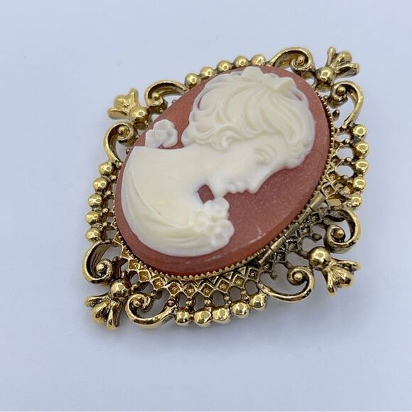 Vintage Avon Cameo Glace Brooch Pin Locket Gold Tone Filigree Trim Women - Picture 14 of 15